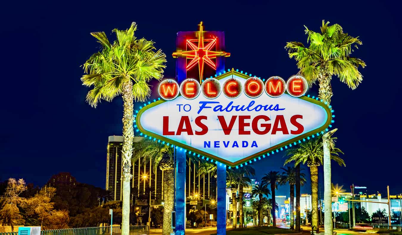enseigne-lumineuse-welcome-to-fabulous-las-vegas-nuit.png Enseigne lumineuse Welcome to Fabulous Las Vegas photographiée de nuit avec des palmiers en arrière-plan